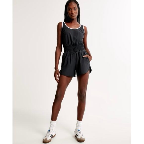 NWOT Abercrombie & Fitch Traveler Romper Black White Women’s Size Small - Picture 3 of 9